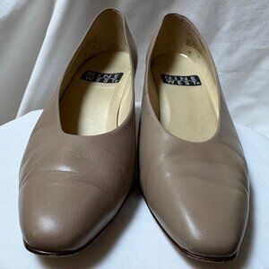 Nine West Taupe Leather Pumps – Size 6